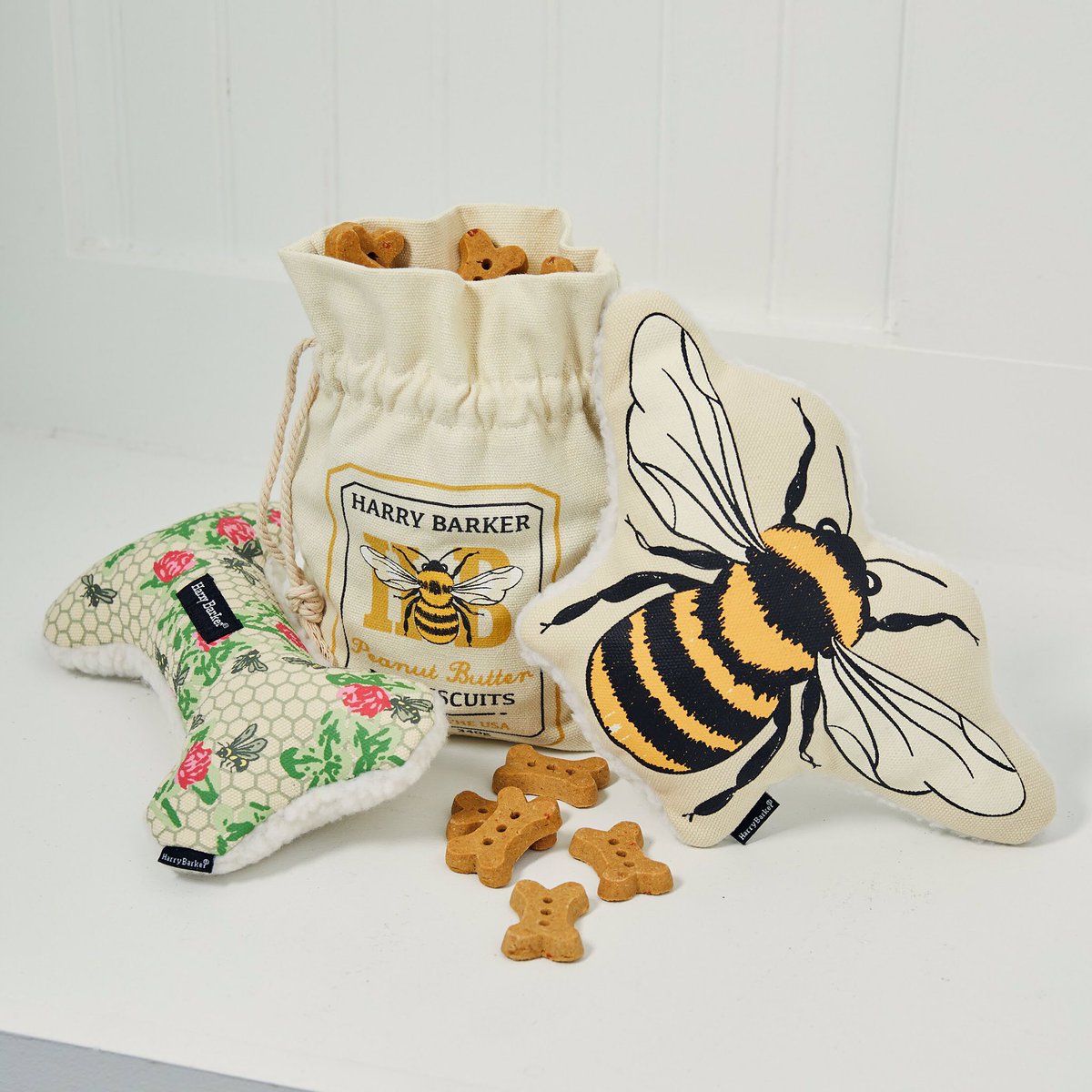 HarryBarkerCo's tweet photo. We are thrilled to announce our partnership with The Honeybee Conservancy, the New York City non-profit that inspires and implements solutions to help honey and native bees through education, research, habitat restoration and advocacy. #savethebees 🐝 https://t.co/cvUre56XSY