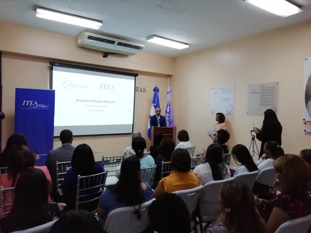 ITLARD's tweet photo. En estos momentos el Rector José Armando Tavarez encabeza segunda entrega de becas a 25 mujeres que se capacitarán en Programación Móvi en ITLA, como parte del programa #SoftwareMujeres en alianza con el Ministerio de la Mujer. https://t.co/6XtlupCerp