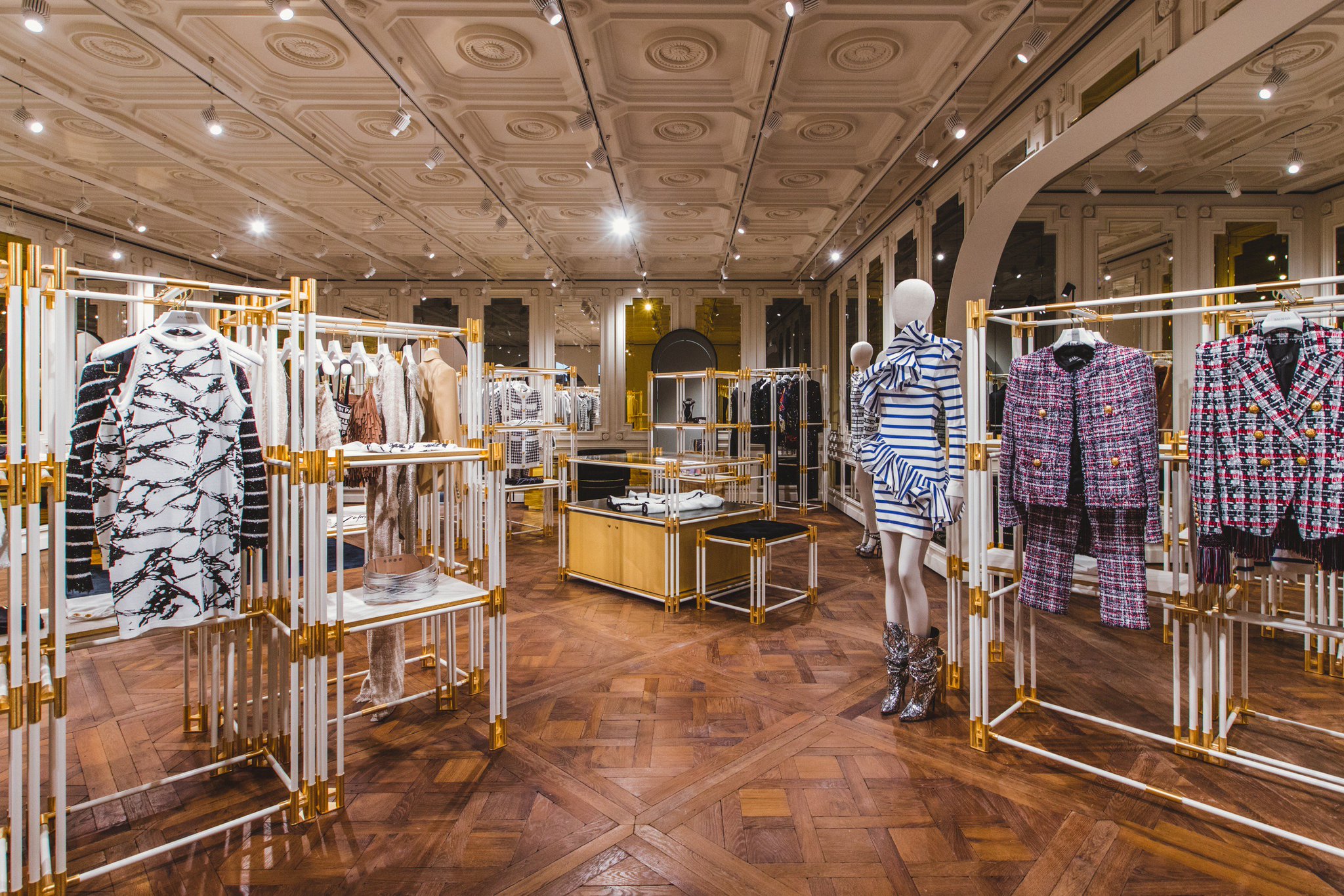 бутик итальянской одежды. магазин армия россии на маяковской. секции магазина одежды. фирменный магазин армия россии. российские бутики.