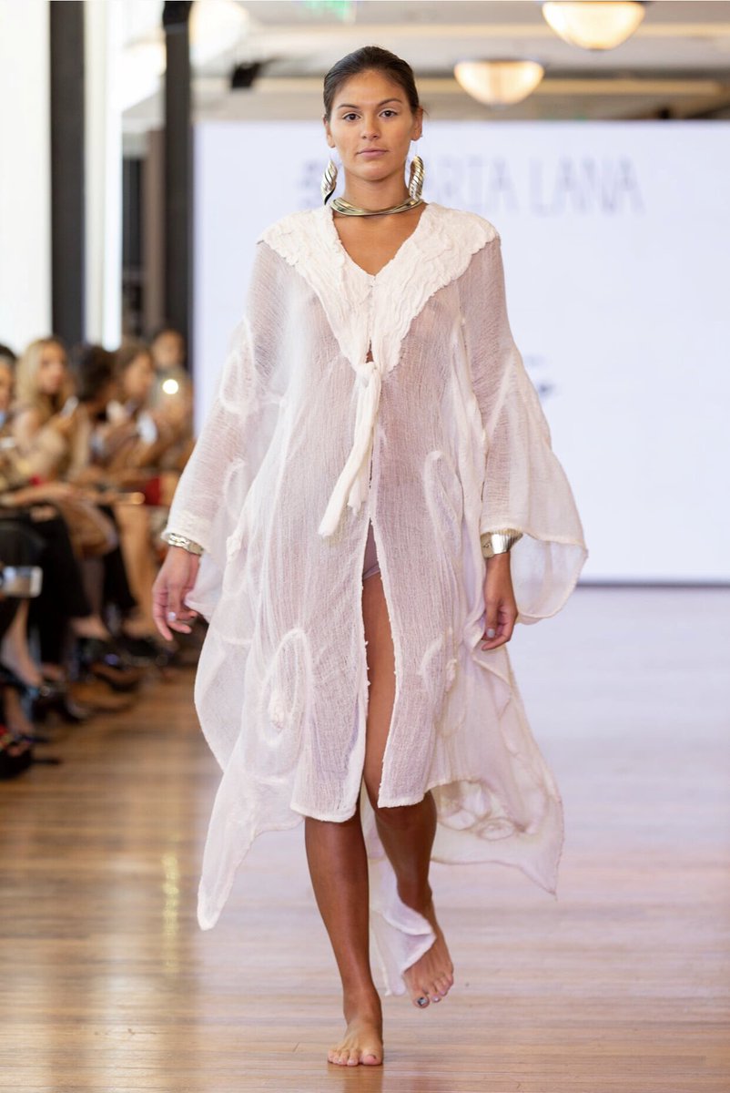 BAmodaydiseno's tweet photo. En el marco de #BASemanadelaModa, la Asociación Moda Sostenible Argentina realizó el desfile “La Moda Te Cuida” en @arfashionweek , donde participaron más de 250 personas.

📸 @ReyDanielPh https://t.co/rbgECRiMKt