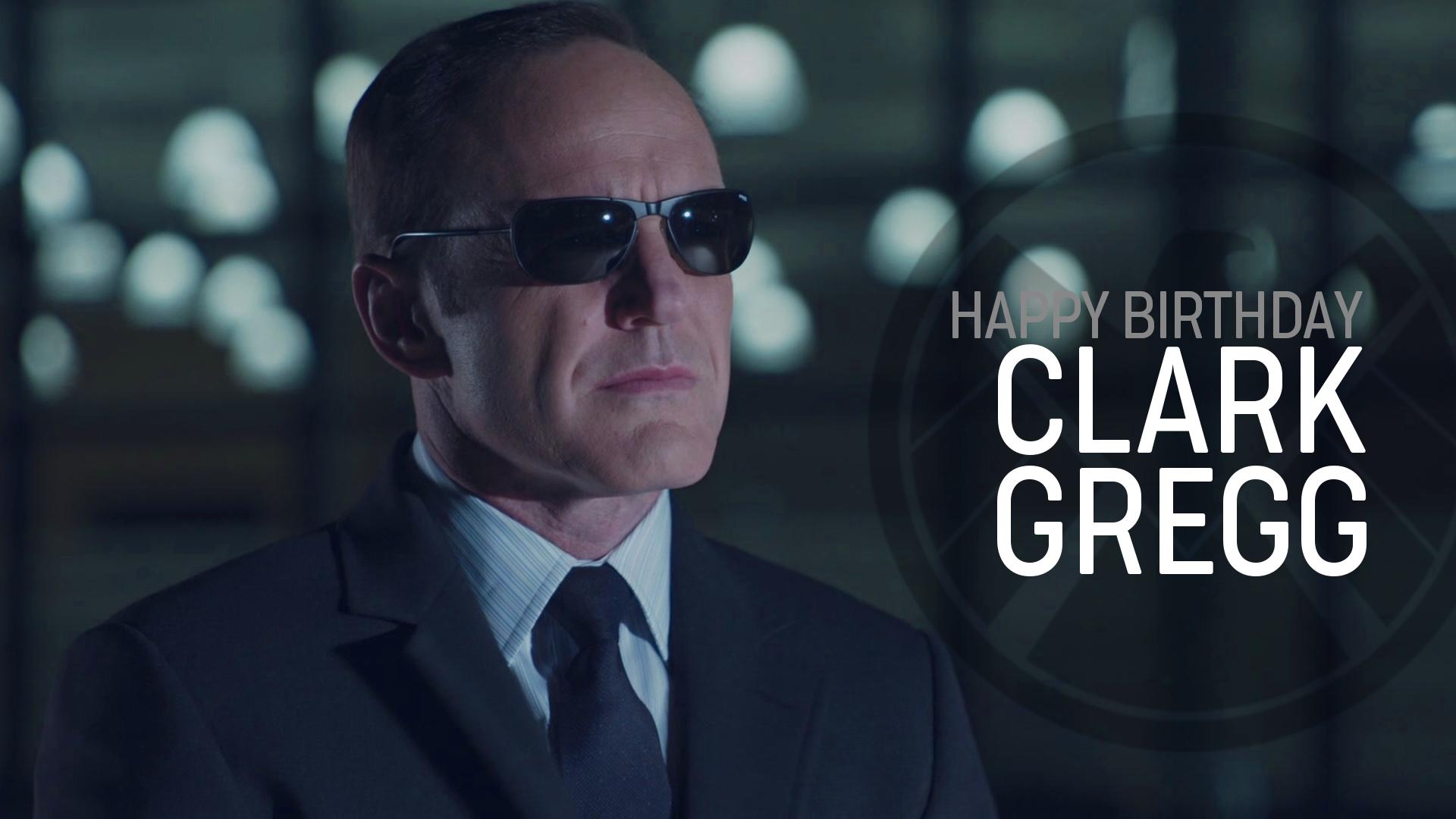 Der Schauspieler von Agent Phil Coulson,
CLARK GREGG
wurde gestern 57 Jahre alt.

Happy Birthday ! 