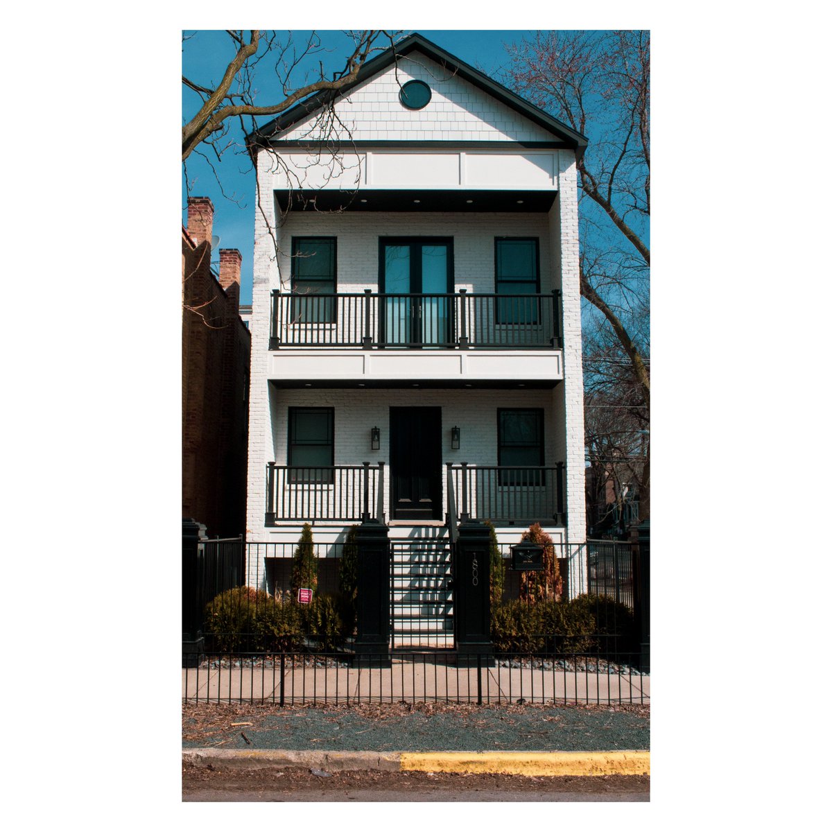 Bridge_Realtors's tweet photo. On a stroll through Bucktown, we stumbled across this spectacular single family rehab brought to you by the talents of @alisonvictoria3 , @hgtv , and their show "Windy City Rehab". It's all Chicago properties and it's great tv!π #bucktown #chicago #bridgeinternational #compass https://t.co/Wnf36fJbVA