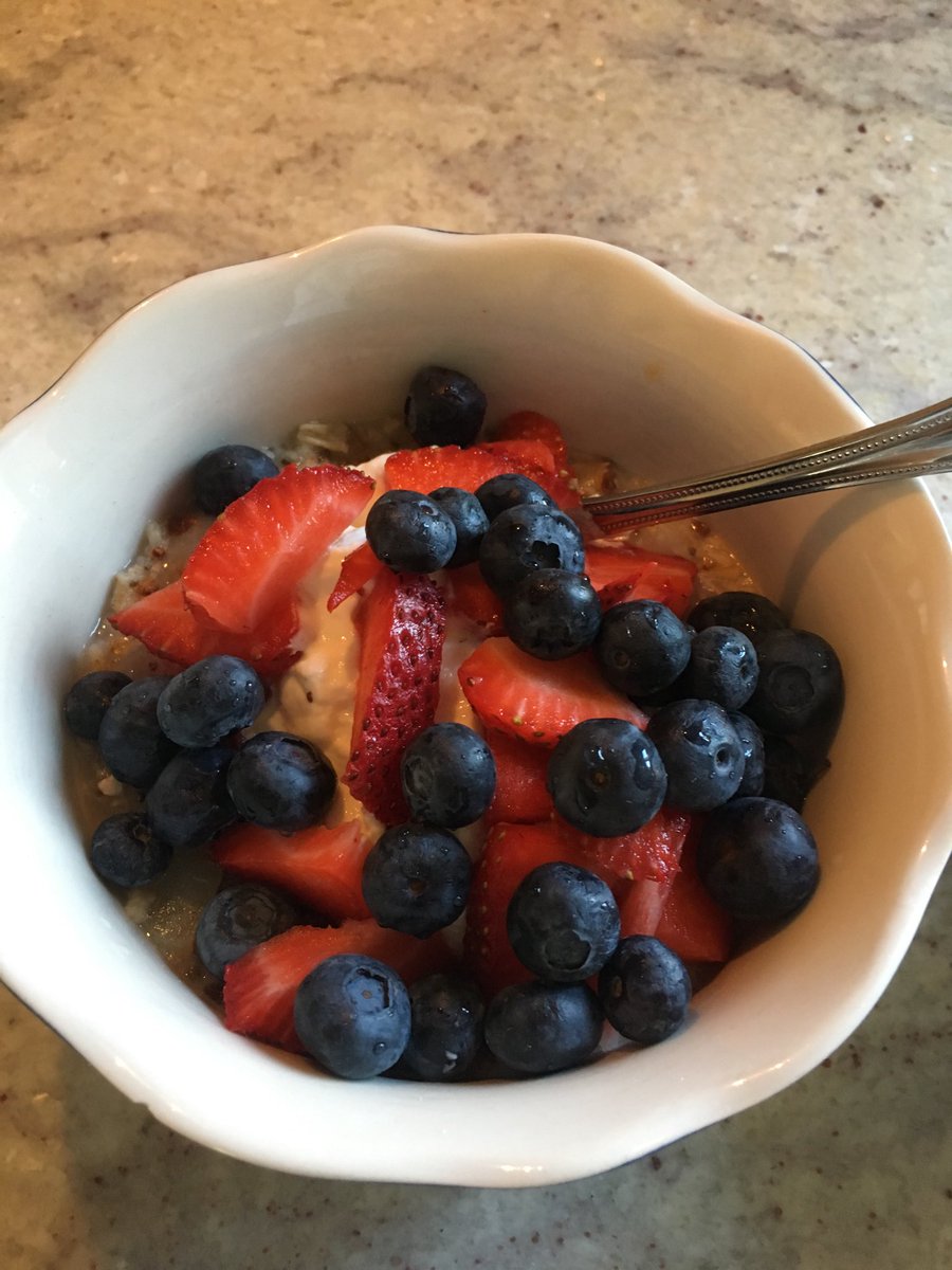 hagermmh's tweet photo. My Siggi’s recipe for breakfast.  #FNTestKitchen, #dailysiggis https://t.co/bDfkMYXT31