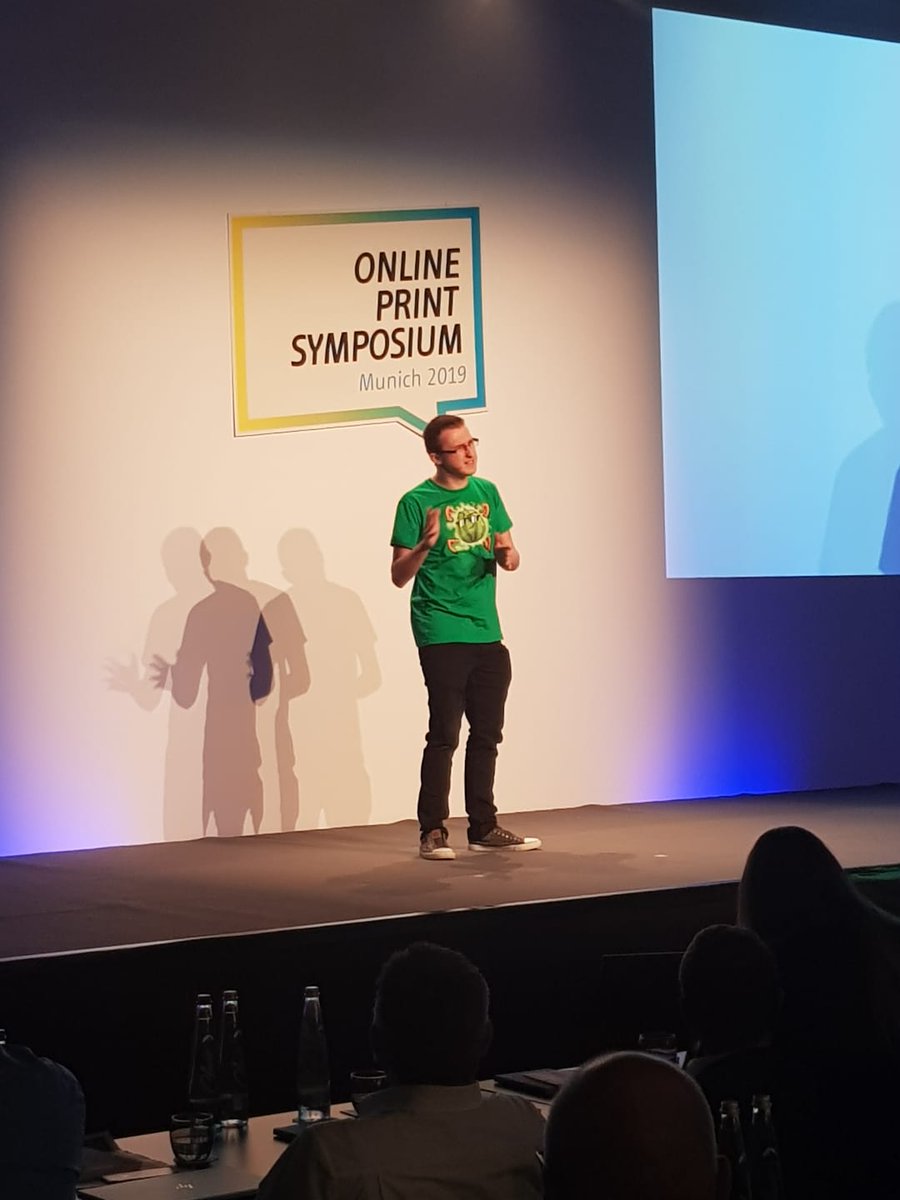 Ein YouTuber beim #OPS2019?!? Influencer <a href="/Chaosflo44/">Chaosflo</a> berichtet über seine Erfahrungen, Strategien und Tipps anhand seines eigenen Merchandise Shops mit Printprodukten #TeamMelone #zipcon @Der_bvdm <a href="/pxm_s/">printXmedia</a>
