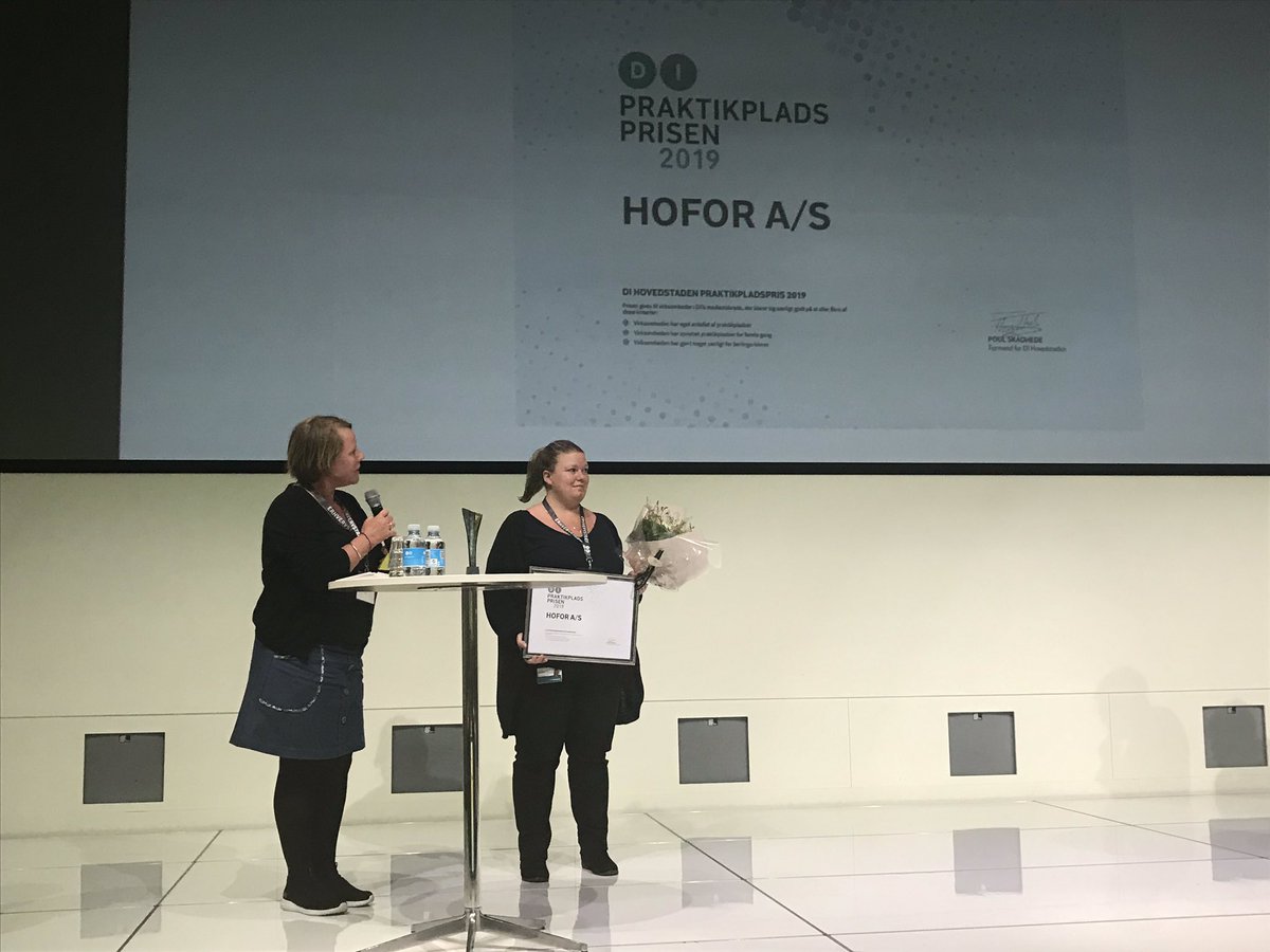 schou_hanne's tweet photo. #hofor får @DanskIndustri Hovedstadens #PraktikPladsPris for at fordoble antallet af #lærlinge, tage mange forskelle #eud i praktik. Alle lærlinge starter samme dag, får fælles intro, er på sociale ture og i gode sociale rammer. Sådan og stort tillykke! https://t.co/tjqDPTXcUU