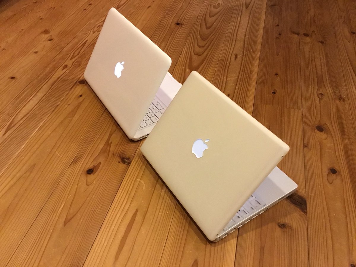 teke3in's tweet photo. ポリカーボネート製の2台のMac。
こうしてみると、MacBookが小さく見える。
奥行きがほとんどiBookと変わらない。
13インチって結構小さいんだな〜
#MacBookLate2009 #iBookG3DualUSB #Mac #Apple #ポリカ https://t.co/rScBhuS2ql