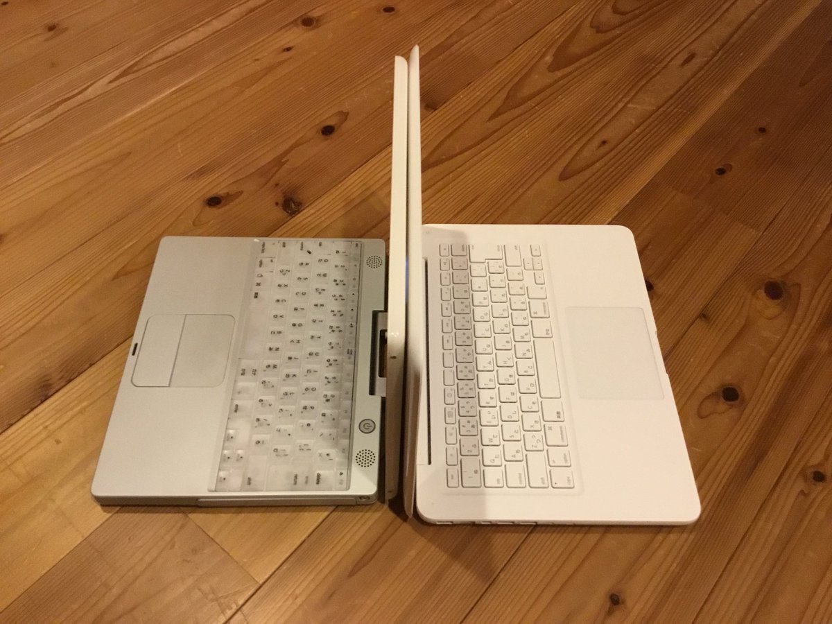teke3in's tweet photo. ポリカーボネート製の2台のMac。
こうしてみると、MacBookが小さく見える。
奥行きがほとんどiBookと変わらない。
13インチって結構小さいんだな〜
#MacBookLate2009 #iBookG3DualUSB #Mac #Apple #ポリカ https://t.co/rScBhuS2ql
