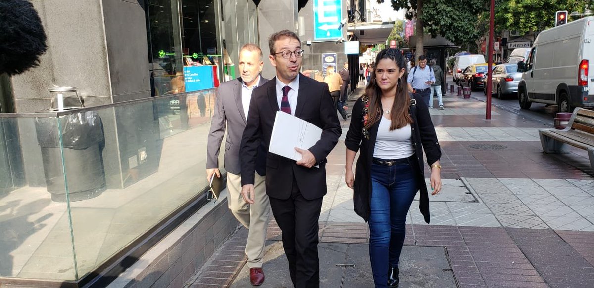 PDC_Chile's tweet photo. Esta mañana Diputado Gabriel Silber y la Vicepresidenta de la Mujer DC Camila Avilés entregaron en Fiscalía Nacional Económica un requerimiento para investigar eventual colusión de Isapres en alza de planes de salud. #Noalacolusion #isapres @gabrielsilber @cavilesb @DiputadosDC https://t.co/F4pGiEglDw