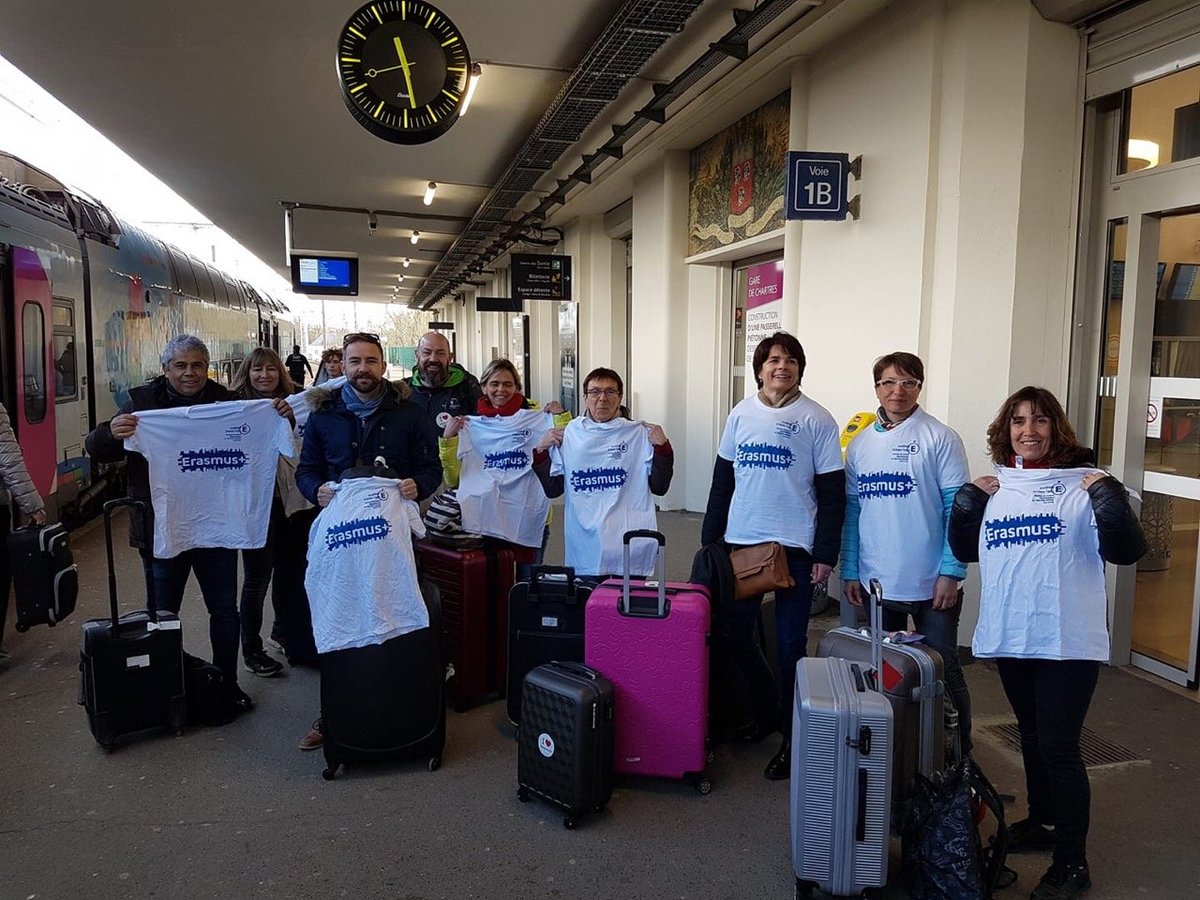 ac_orleanstours's tweet photo. Grand départ à Dublin pour 9 enseignants d'Eure-et-Loir dans le cadre du projet #ErasmusPlus 🇮🇪 🇪🇺 https://t.co/cW3FTNwXku
