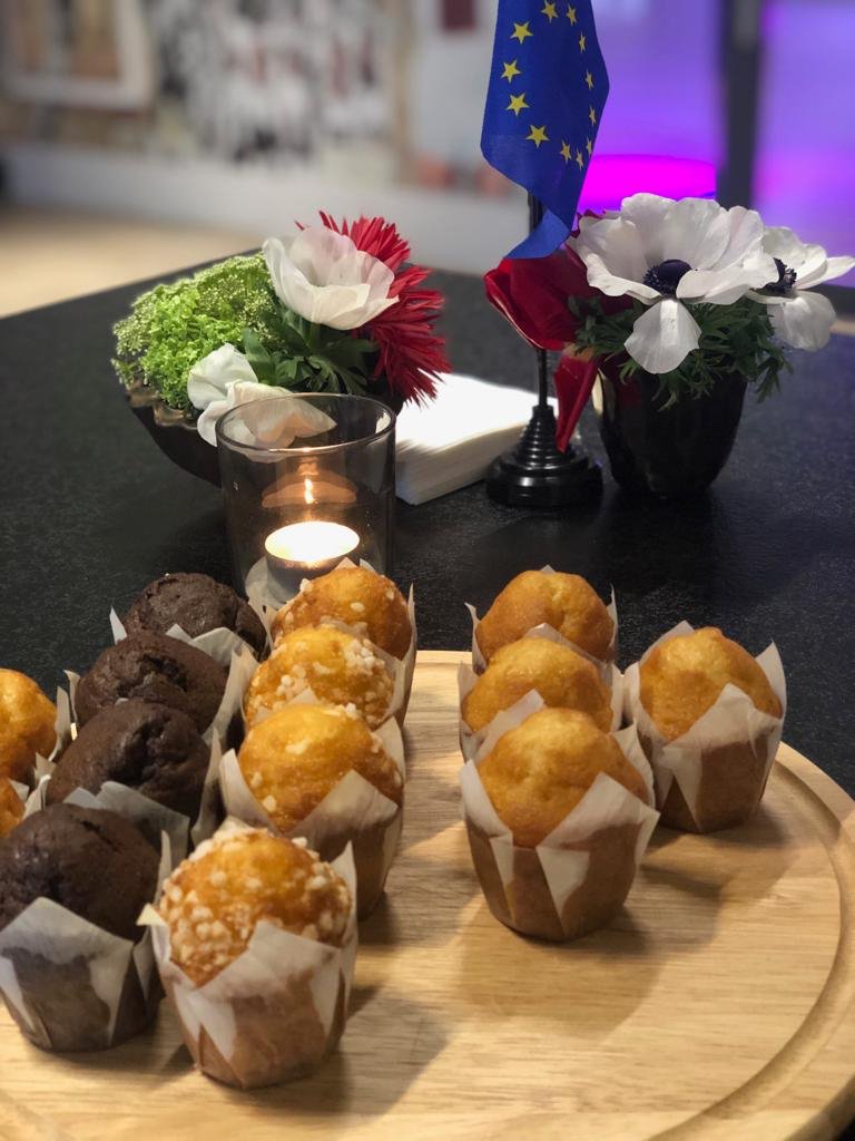 TrendsInExport's tweet photo. Tussen alle sessies door is er ook tijd voor netwerken, een hapje en een drankje! #trendsinexport #TIE2019 https://t.co/41EGcMIqKd