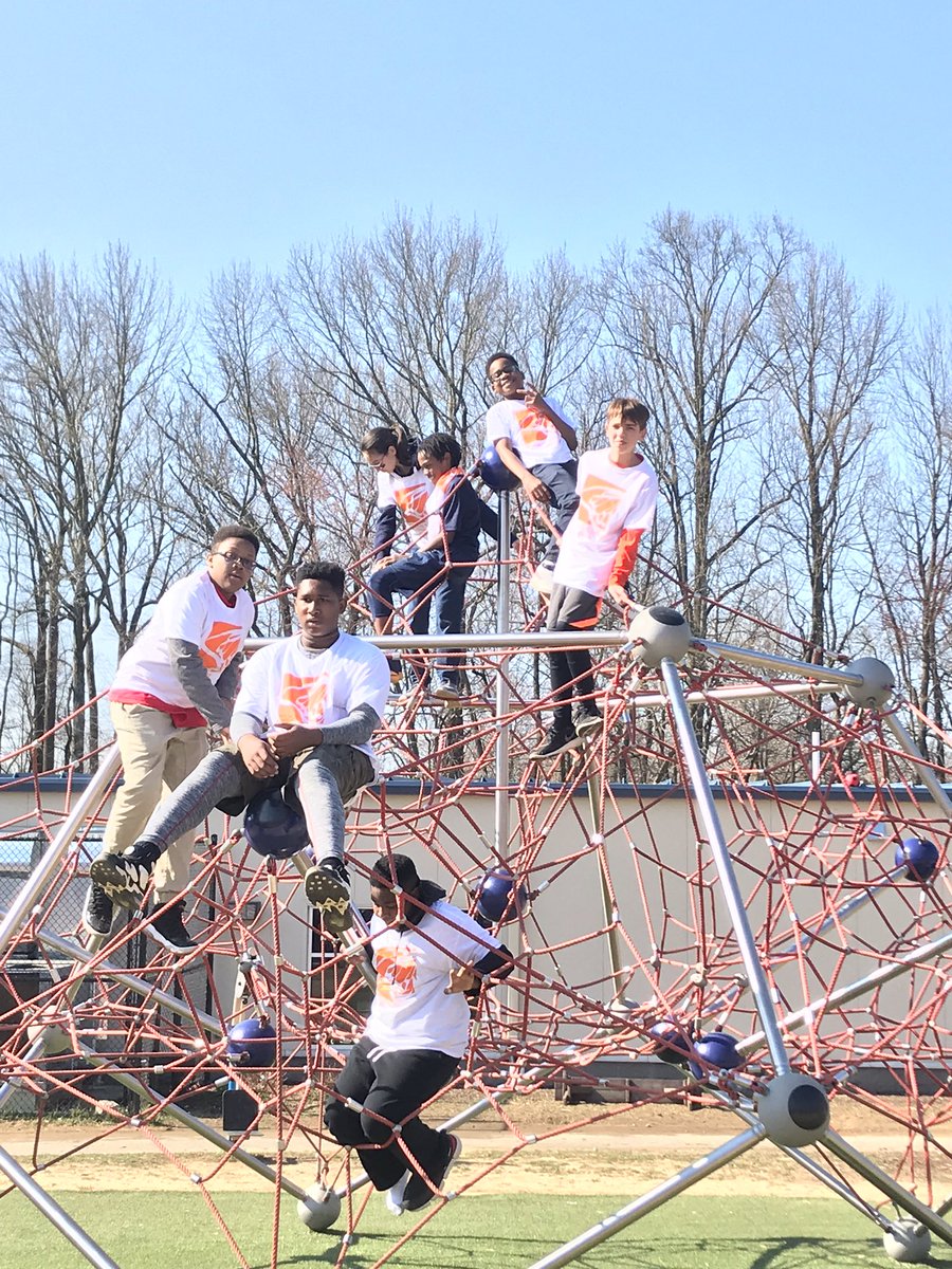 DCrosbyMGA's tweet photo. Enjoying some time out in the sun. Thanks Boosterthon for a fun run! @MonarchGloAACPS @childrensguild #AACPSAwesome https://t.co/KmxjwAUBCF