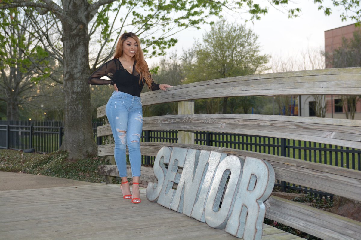 ilik3jada's tweet photo. and that’s a wrap! #seniorszn #PV23 🎓 https://t.co/DQbS4IGaQJ