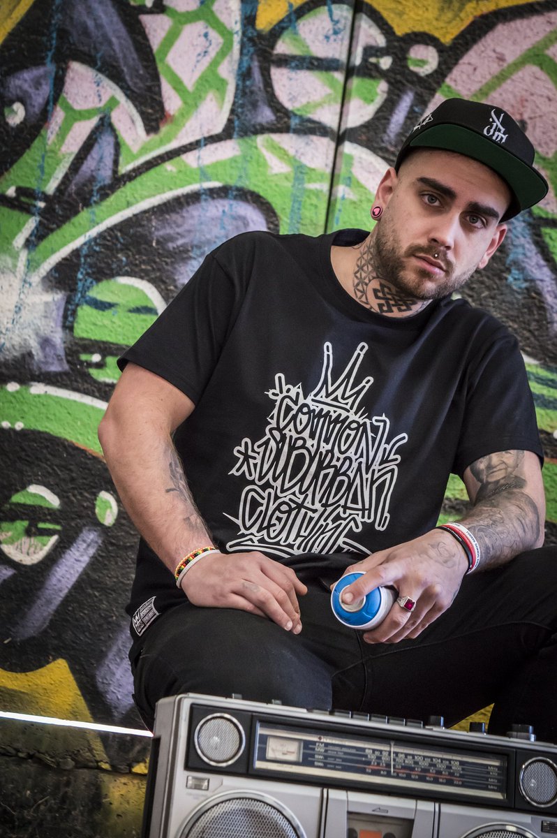 COMMONSCLOTHING's tweet image. Nuestro tributo al arte del graffiti y todos los artistas callejeros que comenzaron a escribir sus nombres en muros y vagones allá por 1970. One love! commonsuburbanclothing.com