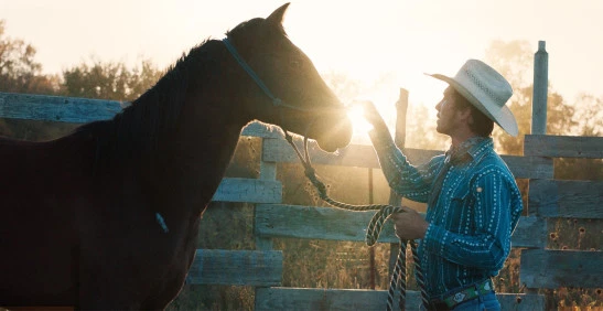 Clementaine_e's tweet photo. Les éléments du monde des #cowboys dans #TheRider : le chapeau, l'équipement entier du rodéo. Et les éléments du monde des "Indiens" : la plume sur le chapeau, le feu de bois en soirée -la vie dans la réserve. Le regroupement de ces deux mondes est inhabituel &amp; beau #FDIRI https://t.co/nJFuSozbmv