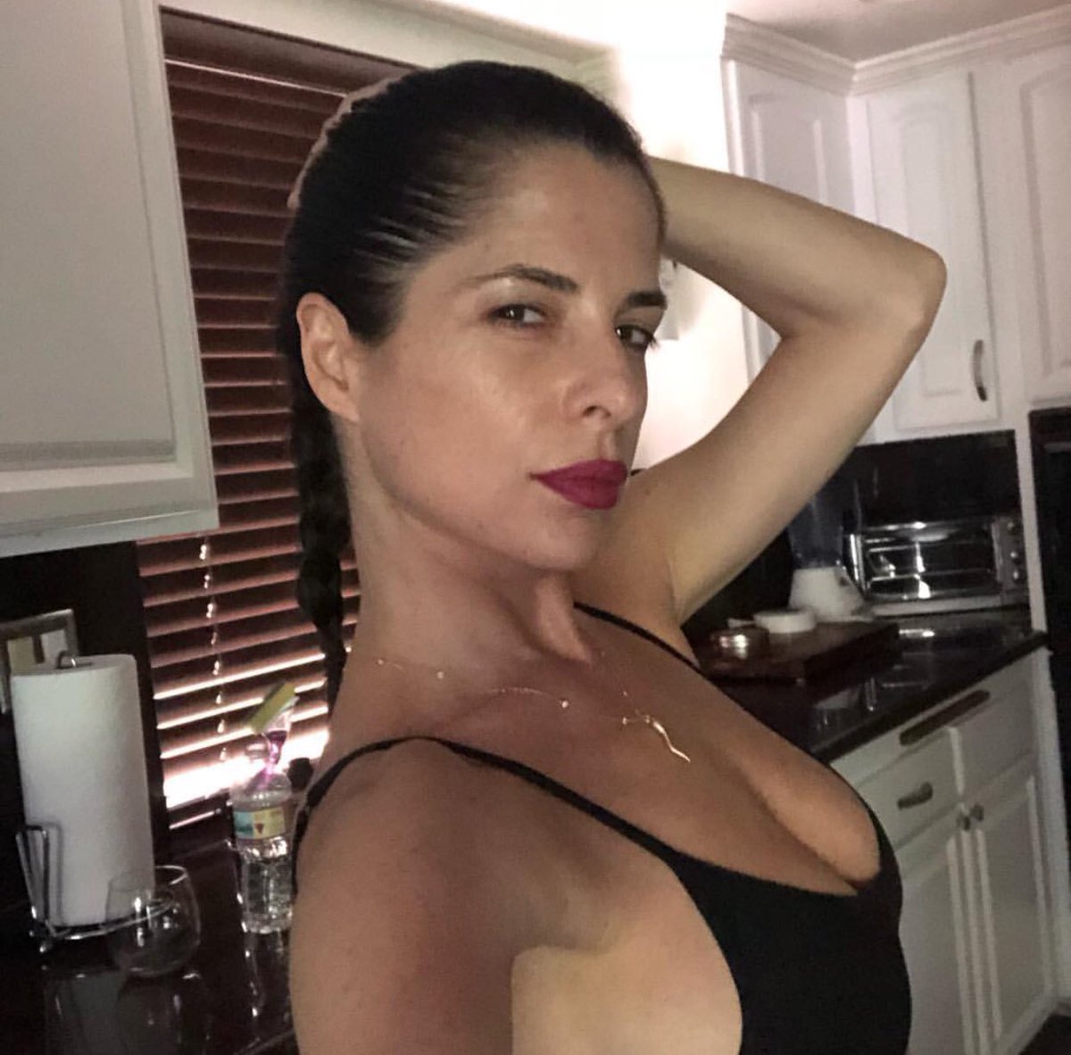 SoCalGibbFan's tweet photo. 4*3*15 &amp; #WomanCrushWednesday 
a two-fer 💟💟 @kellymonaco1 

This #timelessagelessbeauty with a generous and giving heart, supporting her co-star and partner. 👏🏻👏🏻
“#BillyMiller my ride or die. I’ll always have his back!” 
 
#WaybackWednesday #wcw  
#TrueFriendshipGoals #Killy https://t.co/Xo0elIqaJI
