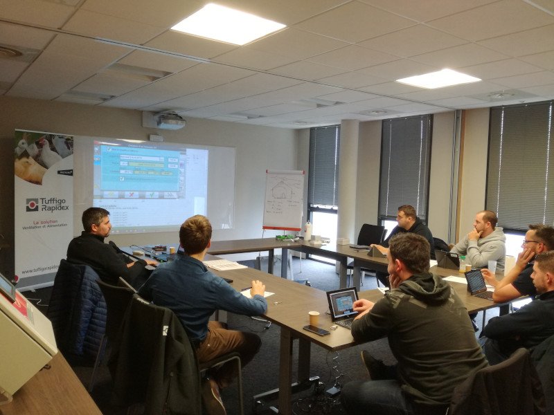 Tuffigorapidex's tweet photo. Formation en cours avec nos installateurs ! Objectif de la formation : Régler son AVItouch, le régulateur de gestion d'ambiance en bâtiments volaille, pour bien démarrer son lot. D'autres sessions à venir. #avitouch https://t.co/JrCjojIHK2