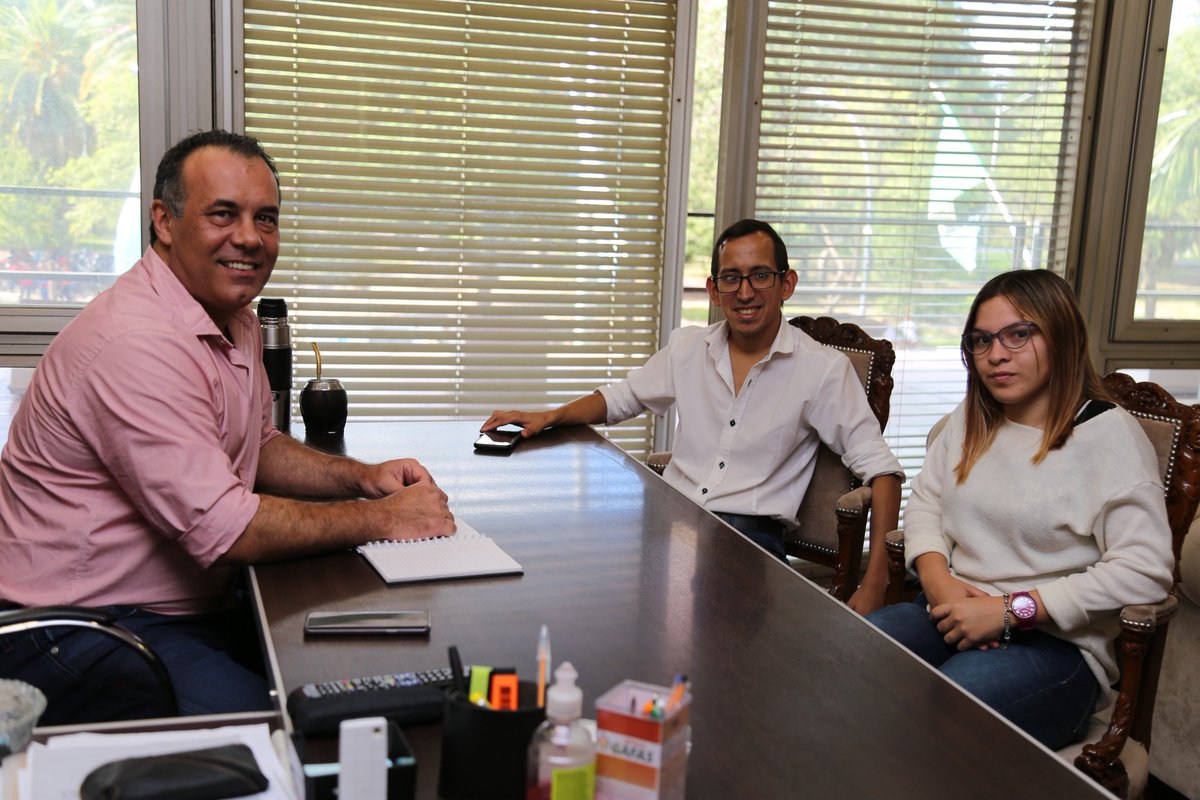 mdcapitanich's tweet photo. Hoy recibí la visita de Emiliano Arce y Noelia Sánchez del "Frente Unidad y Compromiso" quienes junto a un grupo de jóvenes de #Quitilipi llevan adelante acciones para acompañar a los vecinos de la comunidad. 
.
#jóvenescomprometidos #LosJóvenesEnLaPolítica 
@ViceGobChaco https://t.co/GhuTTHjt2a
