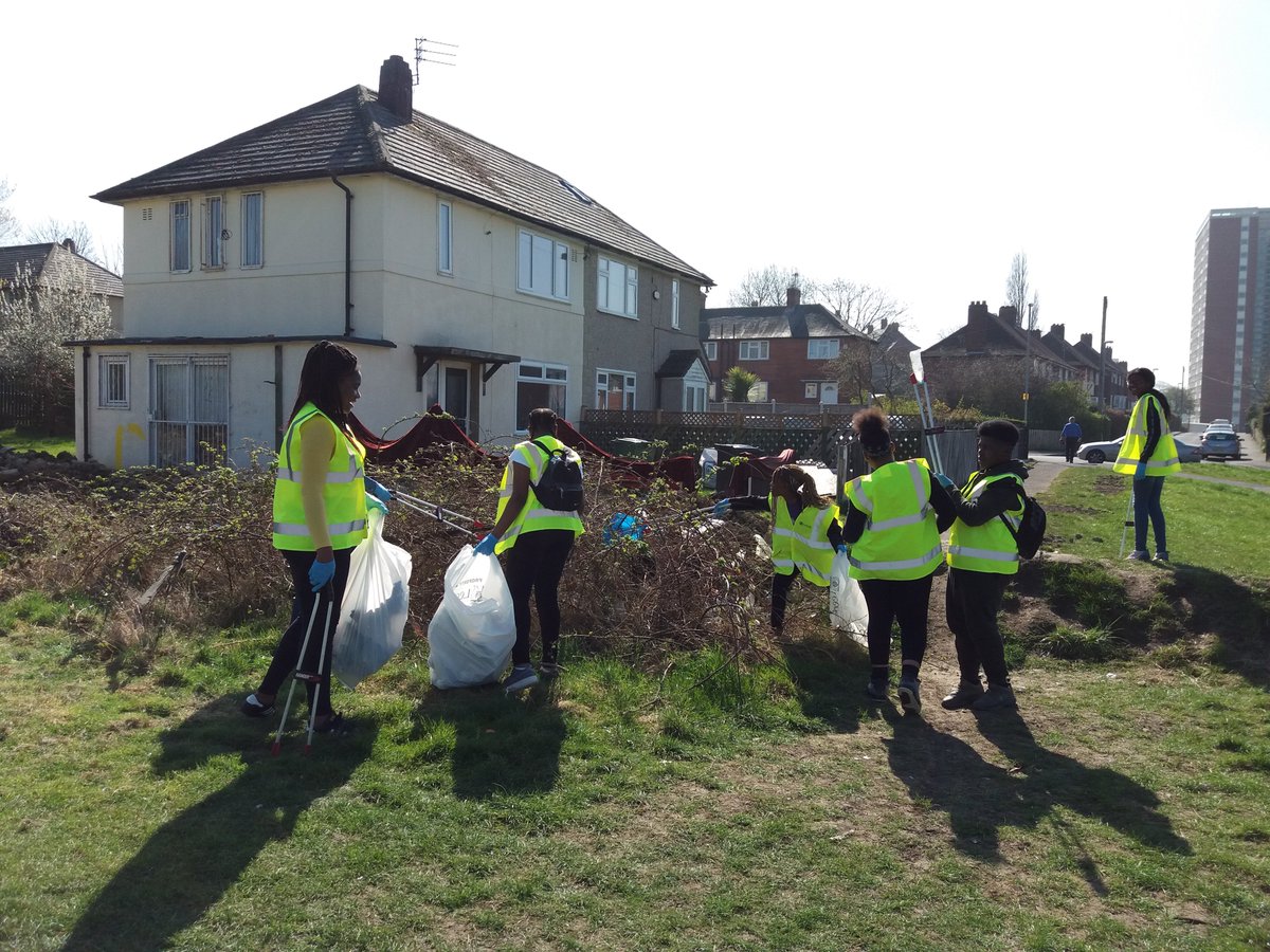 Clean_Leeds's tweet photo. Thank you to staff and pupils #BishopYoungAcademy carrying out a fantastic clean up for #GreatBritishSpringClean #Clean_Leeds @James_A_Rogers https://t.co/yMwBfMORDL