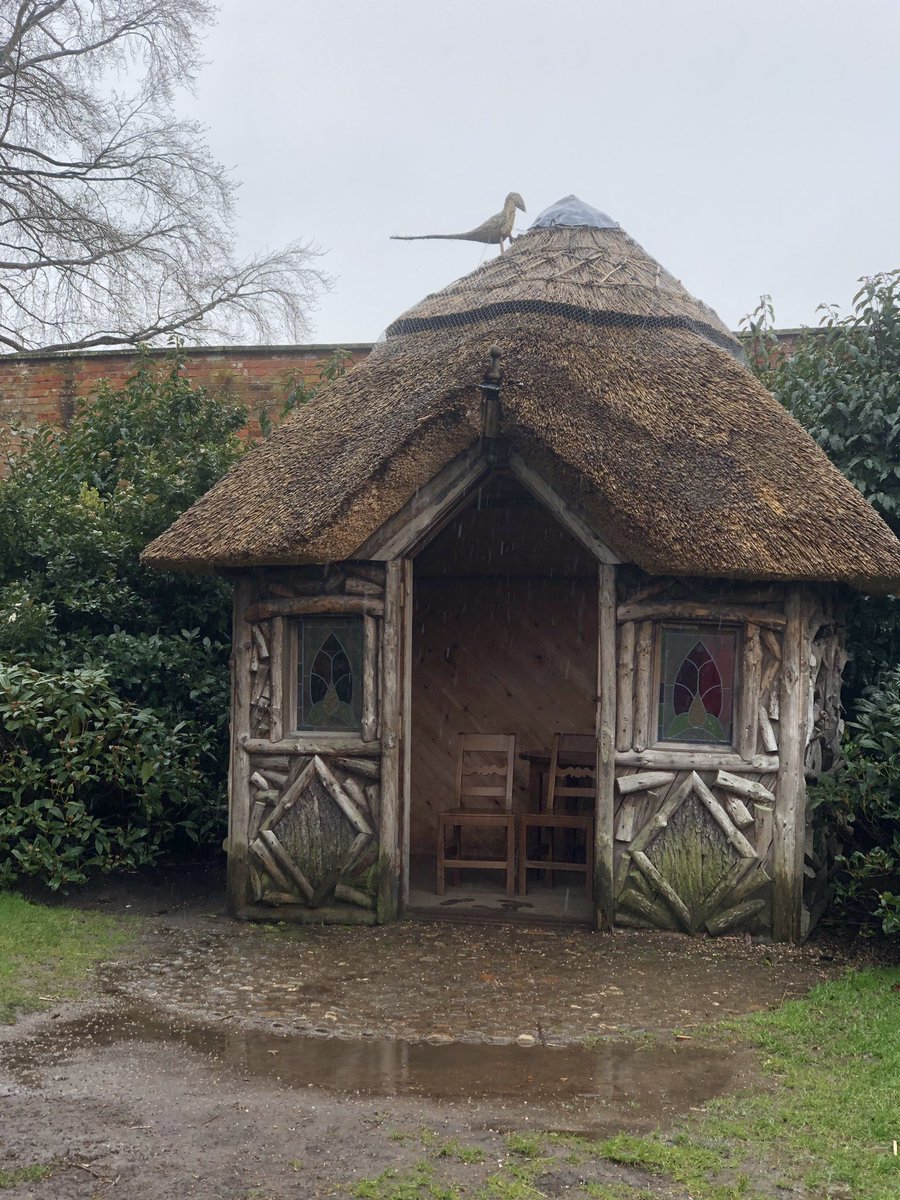 Illy23's tweet photo. So pretty and a nice little dry spot on the walk around the gardens with our April snow showers #bangorunierddig https://t.co/NCc5ybByXz
