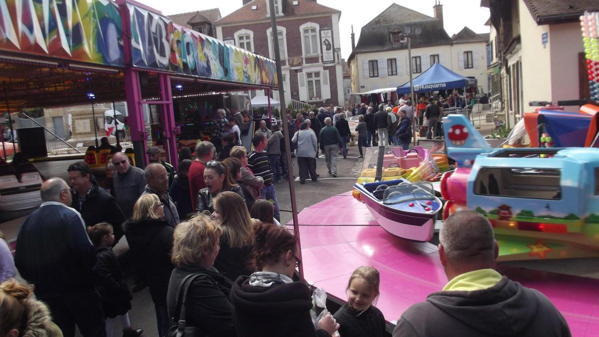 Chaource_Aube's tweet image. 📢Grande Foire du 1er Mai à #Chaource
👉 Démonstration de bûcheronnage, participation de la Prévention Routière, Sculpteurs de rêves, Parcours canin pour les visiteurs, Gravures sur verre, Fête foraine, etc.
Parrain👉 Jean-Marie Bigard
chaource.fr/grande-foire-d…
Tél : 07.68.49.56.91