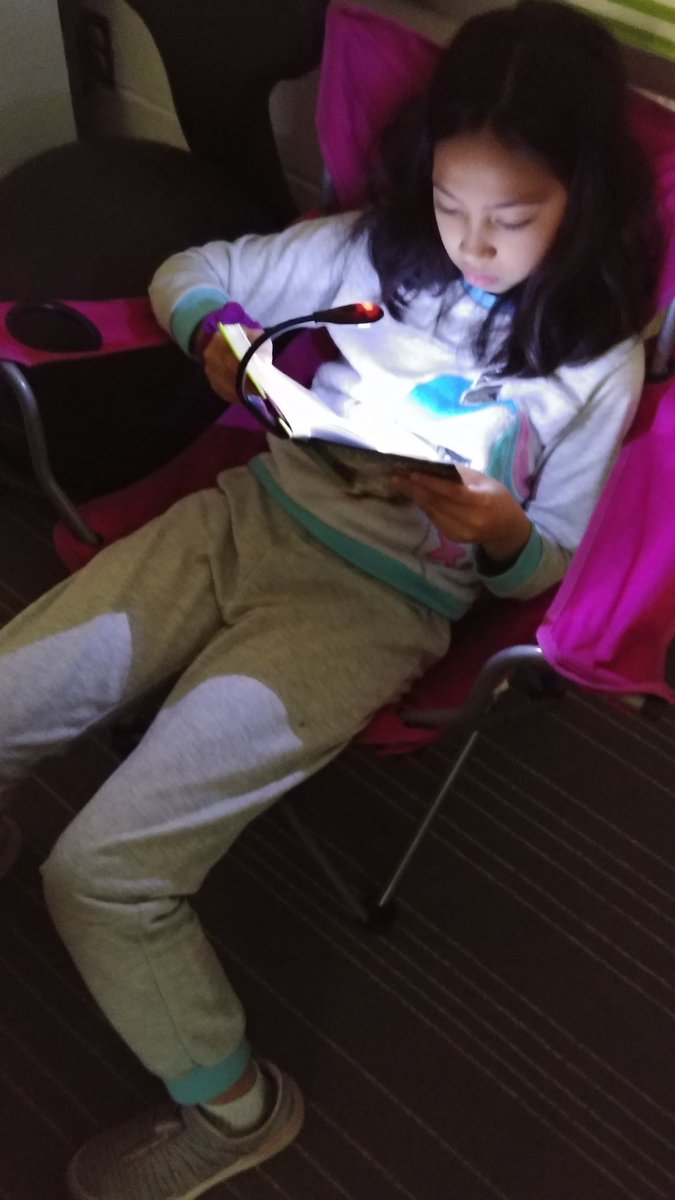 MsMogden's tweet photo. Reading in the dark today to test out our Redskins Read book lights. @DominionTrailES @DteSreading #5thgraderocks #readinginthedark #booklights #httr https://t.co/xi1zHIq47W