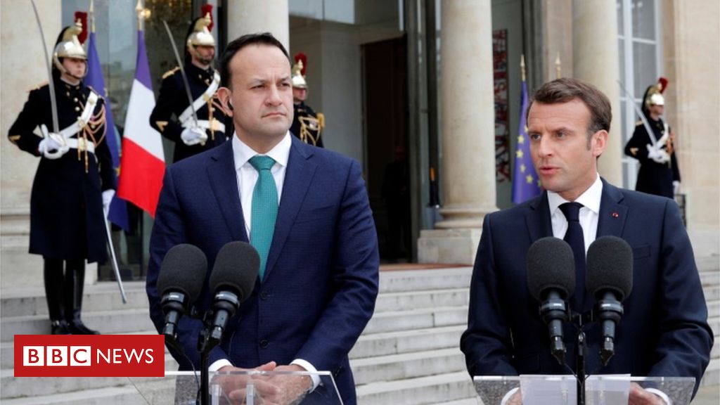 The European Union will not be hostage to a "political crisis" in the UK, France's president has said. bbc.in/2uJsGmA