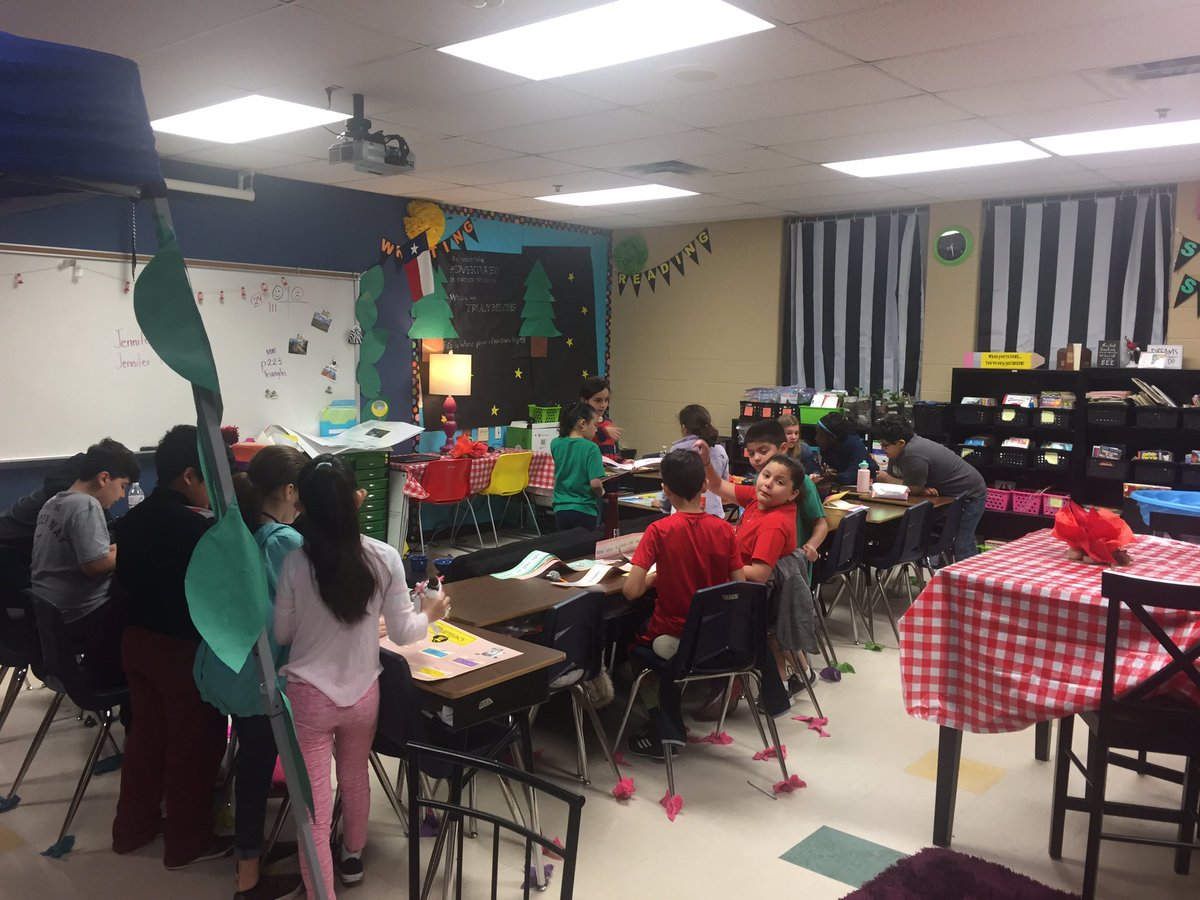 jenjouini's tweet photo. Our campers are having fun editing sentences during Camp Write Along today! #ThisIsCarnahan #CarnahanTribe https://t.co/y8psXNJQXg