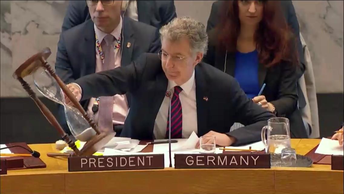 GermanyUN's tweet image. Introducing a new tool to encourage effective #WorkingMethods in the Security Council: an hourglass ⏳ from #Thuringia, Germany 🇩🇪. 

➡️ The hourglass has a duration of 5 minutes &amp;amp; 30 seconds and will help speakers keep track of their speaking times.

#GERinUNSC #strongerUNited