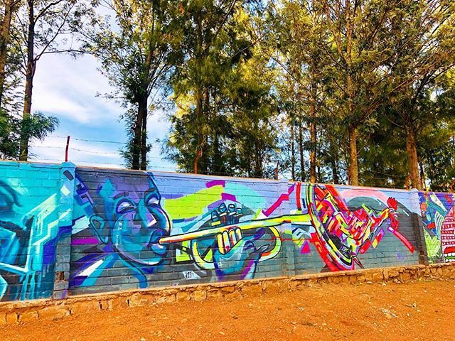 KuremaKigali's tweet photo. 🎺adding some notes of color to this grey day with this beaut by @viktartmwangi 🐔 #wallcrushwednesday #mural #muralism #streetart #rwanda #kigali #my250 #urbanaesthetics #garagara250 #campkigali #rainyseason #africanartists #wcw #visitrwanda #travelno… https://t.co/3gifVXbp1T https://t.co/90XQ4Rn94J