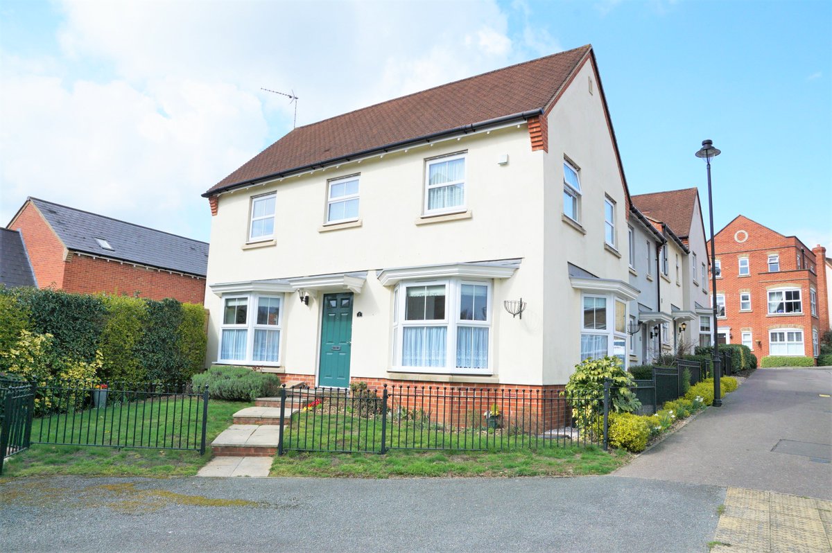 LednorCompany's tweet photo. New Instruction: Stansted

Originally the show home, this 3 bedroom property is still immaculate! En-suite to the master bedroom, private rear garden, parking &amp; garage. £400,000. Click here to see the full brochure;
https://t.co/eG39l4x1Nt https://t.co/6pp97jgFVp
