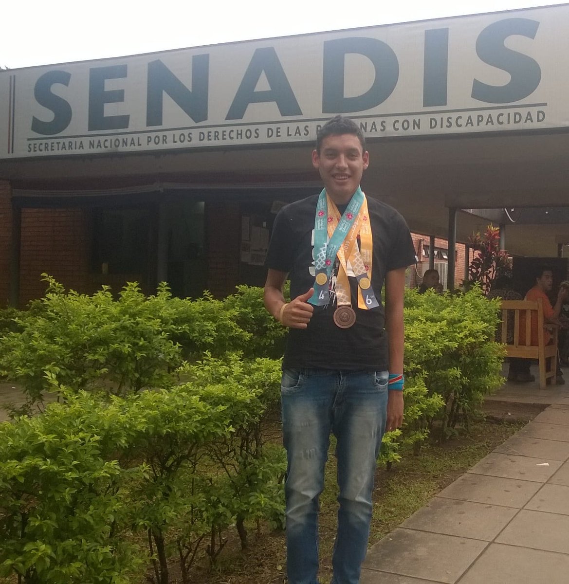 senadispy's tweet photo. Medallista del #TeamMbarete visitó la SENADIS. Christopher Jacquet, Medalla de Bronce en los #WorldGamesAD es usuario de la SENADIS y esta mañana compartió sus experiencias en Abu Dhabi con los profesionales de la institución.
#ParaguaydelaGente
#AbrilelasPuertasalaInclusión https://t.co/Hz1HTxi2fR