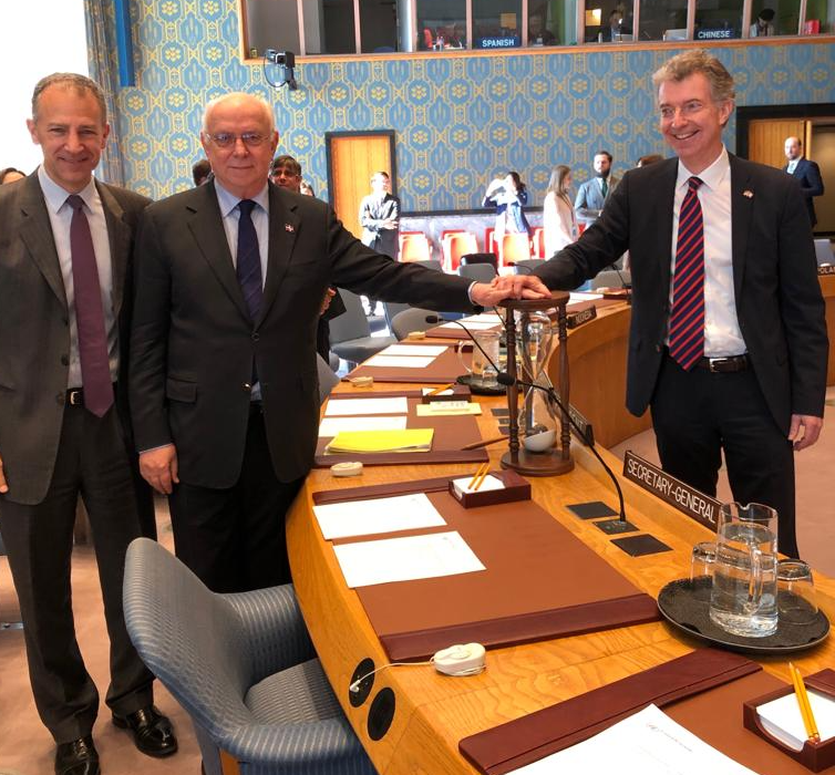 GermanyUN's tweet image. Introducing a new tool to encourage effective #WorkingMethods in the Security Council: an hourglass ⏳ from #Thuringia, Germany 🇩🇪. 

➡️ The hourglass has a duration of 5 minutes &amp;amp; 30 seconds and will help speakers keep track of their speaking times.

#GERinUNSC #strongerUNited