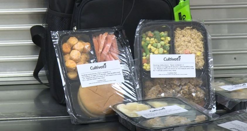 This is genius 👉 School packs up lunch leftovers, packages them in frozen take home meals to make sure students don't go hungry on the weekend 2wsb.tv/2HV8OFJ