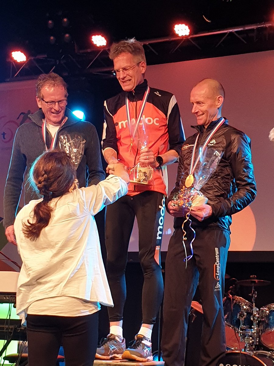 WilcovanderBas's tweet photo. Frans Deenen (3e plek M55 9km) en Sjuul Gommans (5e plaats M35 9km) hebben vandaag de eer van de @Gemeente_Venray hoog houden! Gefeliciteerd met dit prachtige resultaat #nkveldloop #2350deelnemers @nkveldloop @GemeenteBest https://t.co/sNXYDdg8nH