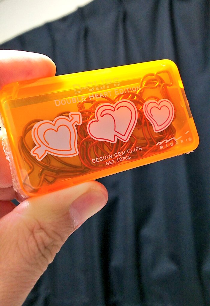 bunbouger's tweet photo. D-CLIPSのダブルハートエディション💕
クリップは当然かわいいのですが、留めてるときに一番かわいい留め方と角度がわからなかった😂
まぁ外したときのかわいさがすごいのでいいんですけどね😋💗
#DCLIPS
#文房具ステーション https://t.co/Vq0VKY7IaP
