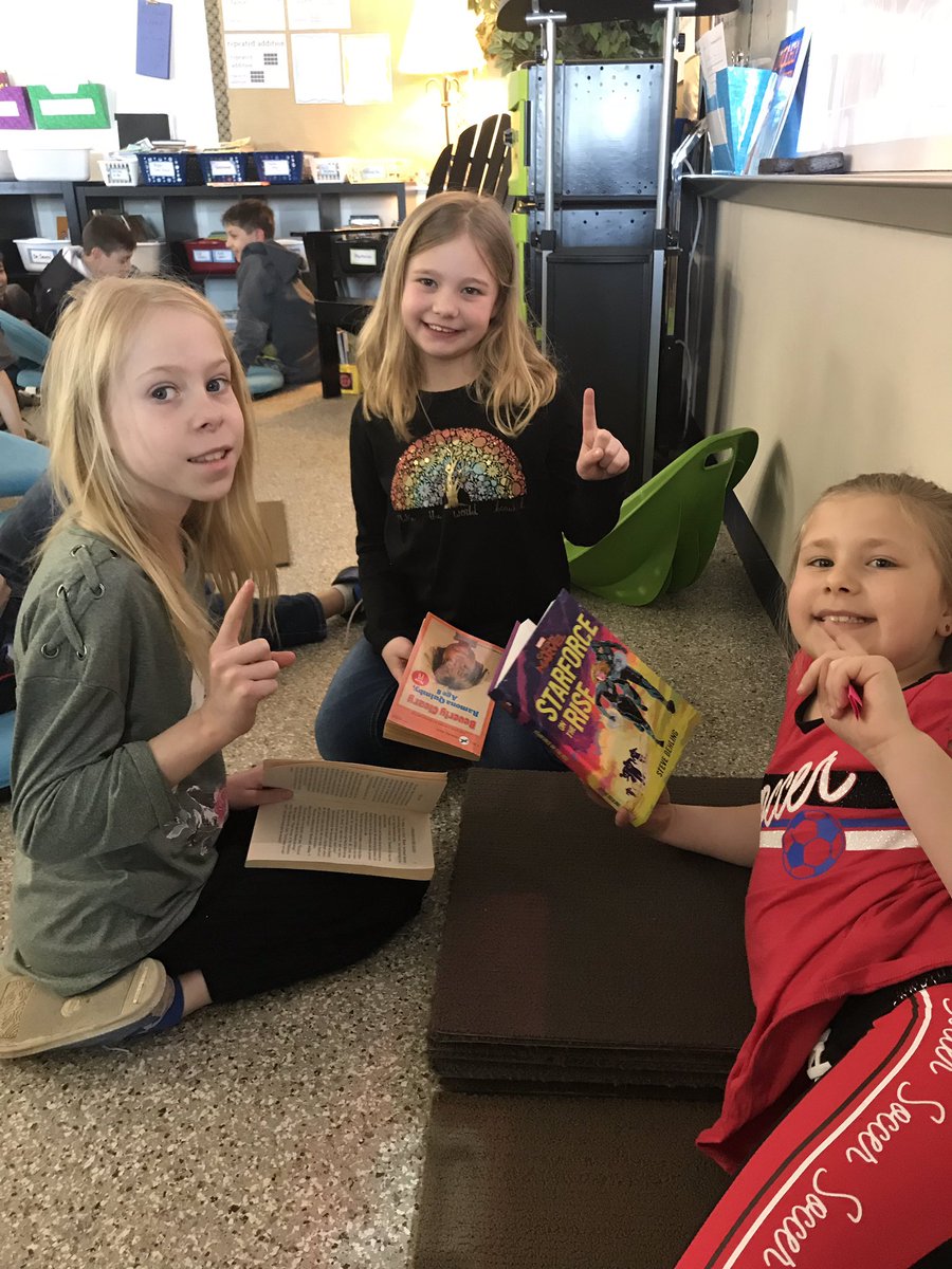 Bighollowelem's tweet photo. These lil 3rd graders are practicing determining if their books are “just right” by using the 5 finger rule! #nottoohard #nottooeasy #responsiblereaders #bhwarriorpride https://t.co/iz9BVLArIE