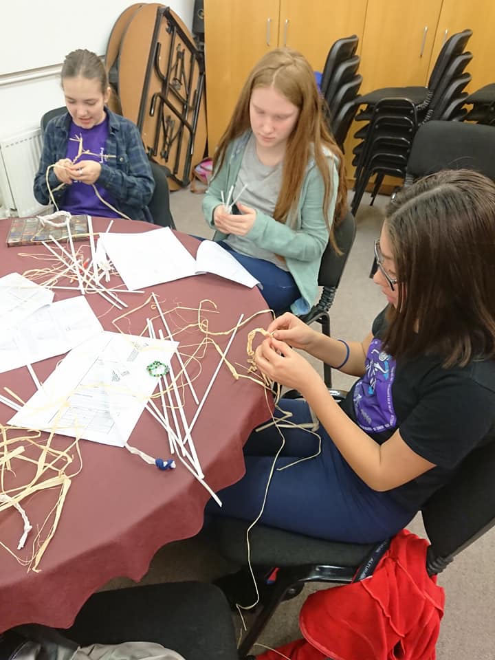 YAC_CBA's tweet photo. #YACupdate: St Albans YAC had a great time learning about the straw plaiting and straw hat industry in their area recently. Everyone had the opportunity to make their own #localhistory #YACadventure. Find your local YAC: https://t.co/EW516fG1nY https://t.co/BsxKqYBh1B