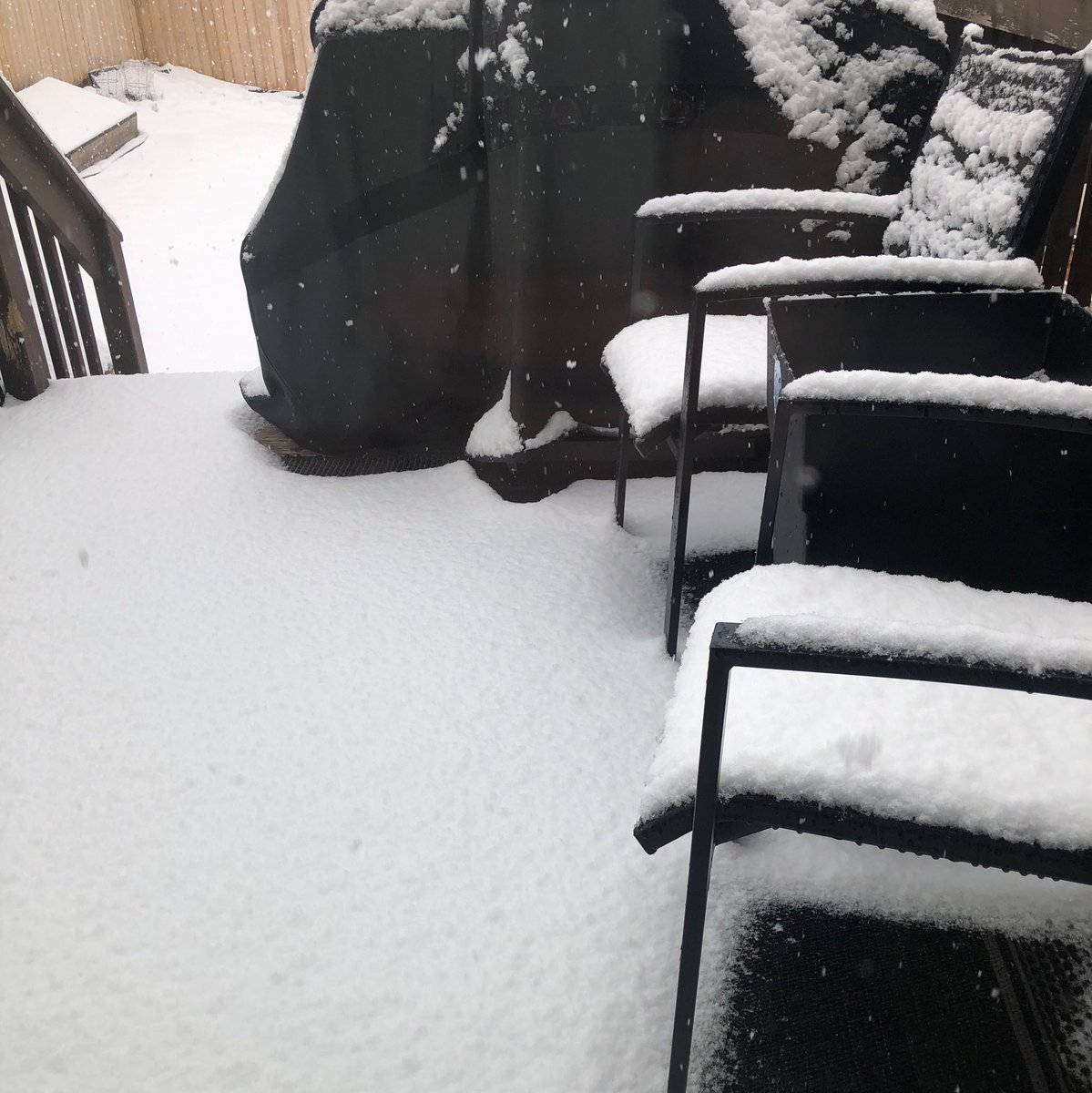 Ziggy555eth's tweet image. St Pats’ snow is a lil’ late this year. ❄️☹️🍀 #patiofurniture #springhasnotsprung #SnowInApril #snow