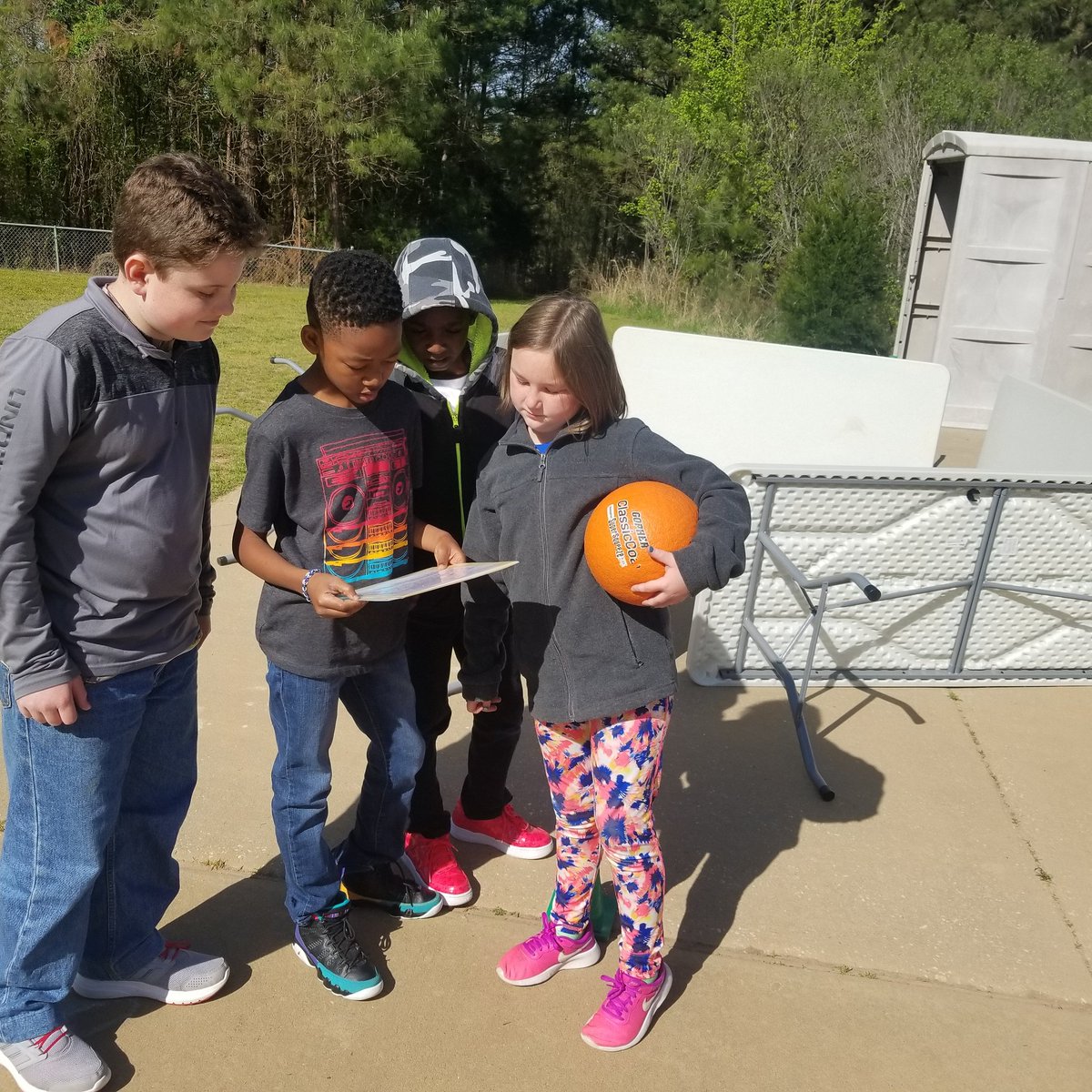 ReginaldLSmith's tweet photo. A little reading time in PE won't hurt. Reading comprehension with cooperative stations. #yespe #celebrateau https://t.co/oGzjoPboqC