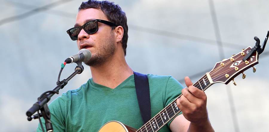 saltonmass's tweet photo. @AmosLee tonight at @OldNatlCentre. Get your #seafood on and enjoy 10% off your food purchase. https://t.co/4pvxd0DDRG