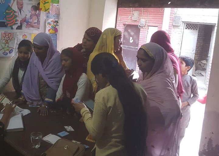 FoundationAru's tweet photo. बैंक आक्कौंट और पैन कार्ड लोगो की ज़िन्दगी में एक ज़रुरी दास्तावेज है | इसी चीज को ध्यान रखते हुए, कल ज़ाकिर नगर में बैंक खाते और पैन कार्ड बनाने का आयोजन किया गया | एक अच्छी बात सामने आई की घर की माहिल्याएं सामने आई और उनहोने समझना चाहा की पैन कार्ड क्यू ज़रुरी है | https://t.co/hDZ9EoWyLF