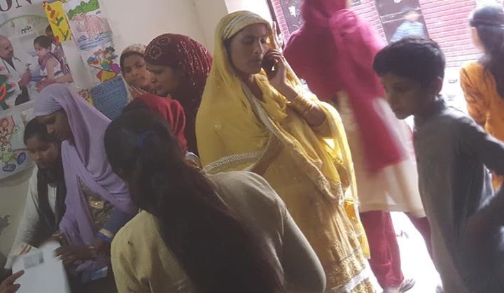FoundationAru's tweet photo. बैंक आक्कौंट और पैन कार्ड लोगो की ज़िन्दगी में एक ज़रुरी दास्तावेज है | इसी चीज को ध्यान रखते हुए, कल ज़ाकिर नगर में बैंक खाते और पैन कार्ड बनाने का आयोजन किया गया | एक अच्छी बात सामने आई की घर की माहिल्याएं सामने आई और उनहोने समझना चाहा की पैन कार्ड क्यू ज़रुरी है | https://t.co/hDZ9EoWyLF
