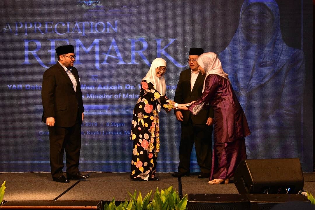ghas2019's tweet photo. Appreciation Dinner with YAB Dato’ Seri Dr. Wan Azizah Dr. Wan Ismail, Deputy Prime Minister of Malaysia at Grand Hyatt Hotel, Kuala Lumpur.

📍 Follow GHAS 2019 official social media pages:
Facebook/Twitter/Linkedln: Global Halal Summit 2019
Instagram: @ghas2019 https://t.co/p0uI7NoORL