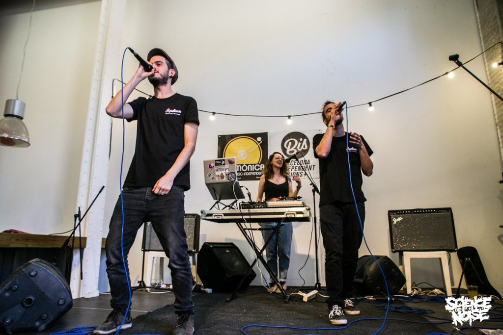 resiliencia_rap's tweet photo. Algunes fotos del concert a l'@HarmonicaBCN (fira del disc independent) a l'@AteneuHarmonia de #SantAndreu #Bcn. Fotos de Guillem Willy
Ens veiem el 17 d'abril a l'Apolo! https://t.co/haXG3J7thO