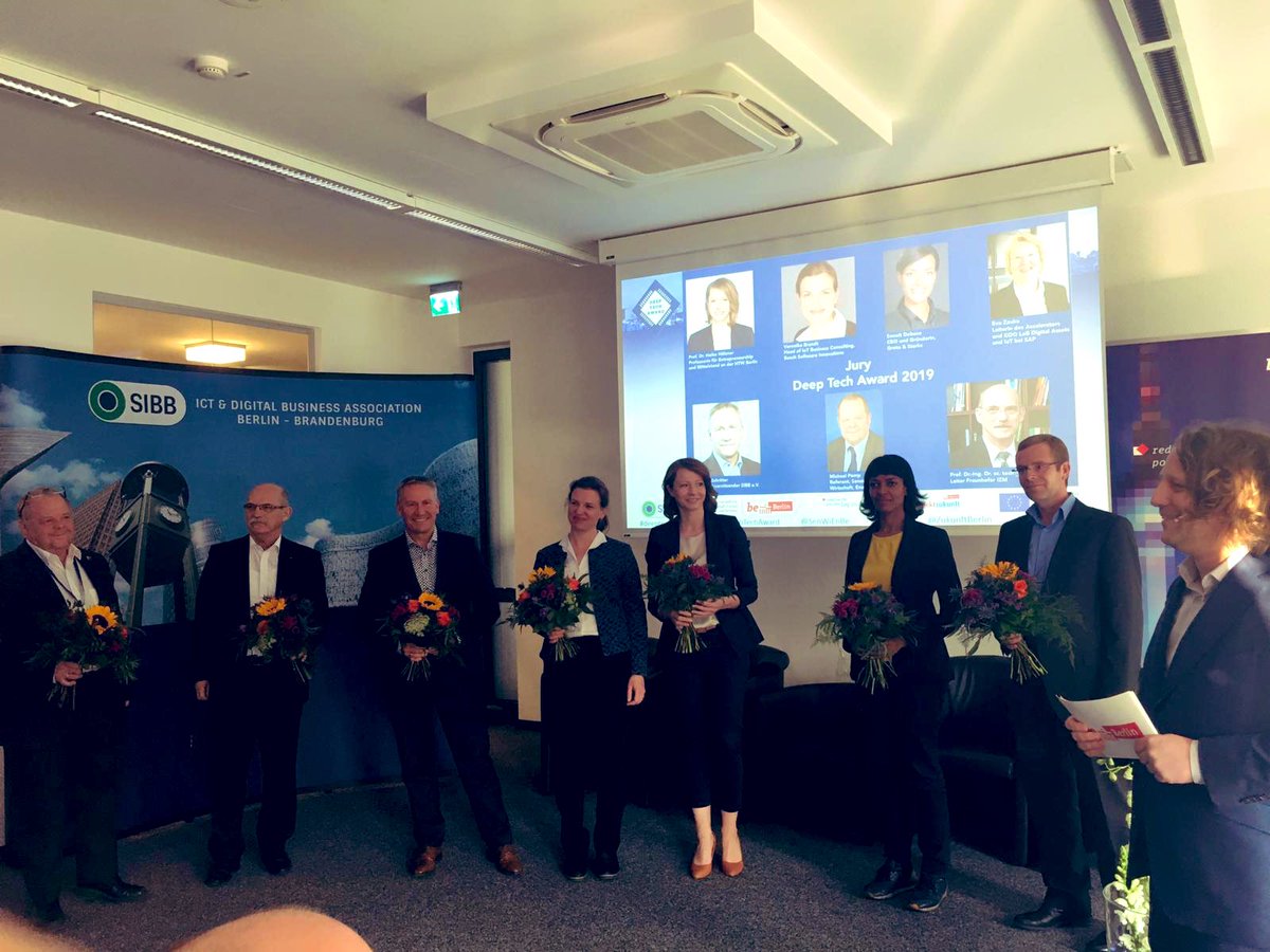 SenWiEnBe's tweet image. It&apos;s Showtime! 🎊🥂Staatssekretär @Crickerts verleiht den diesjährigen #DeepTechAward 🥇🥈🥉. Mit unserem Preis zeigen wir das große Zukunftspotential Berliner Deep Tech Unternehmen.👏
#startups #Digitalisierung