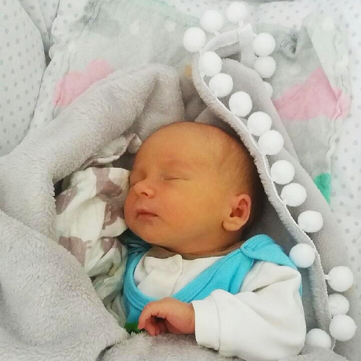 Callyna_fr's tweet photo. Indispensable quelle que soit la saison, la couverture bébé en polaire, décorée des pompons, fait apparition dans notre collection 2019.
Découvrez-la en trois douces couleurs poudrées :
➡️ https://t.co/8iB7sb5CnX
#bébéarrive #bébé2019 #chambredebébé https://t.co/cf3qRs3fES