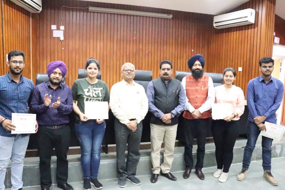 NavdeepakSandhu's tweet photo. Certificates were also given to all participants of Rs. 200/- Venture &amp; Business Plan Competition by @drajayksharma, Hon’ble VC during "Prize Distribution Ceremony" - #Entrepreneurship #Week 2K19 @ @IKGujralPTU main campus ... https://t.co/hCnmEZ4Ww5