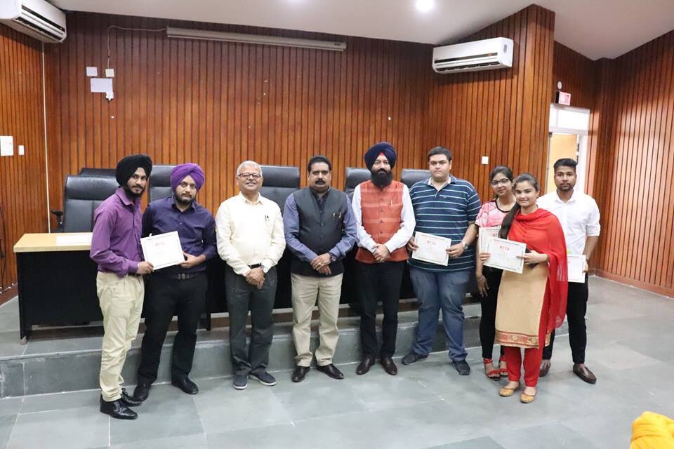 NavdeepakSandhu's tweet photo. Certificates were also given to all participants of Rs. 200/- Venture &amp; Business Plan Competition by @drajayksharma, Hon’ble VC during "Prize Distribution Ceremony" - #Entrepreneurship #Week 2K19 @ @IKGujralPTU main campus ... https://t.co/hCnmEZ4Ww5