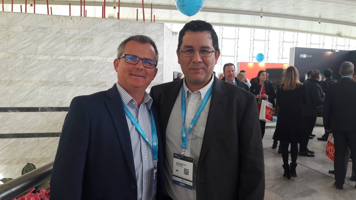 AteroFj's tweet photo. Qué elegante  @overdrv en #ASLAN2019. Una alegría coincidir contigo y con @darknessiv de @WiFiCanarias https://t.co/dgTi8Z6JmX