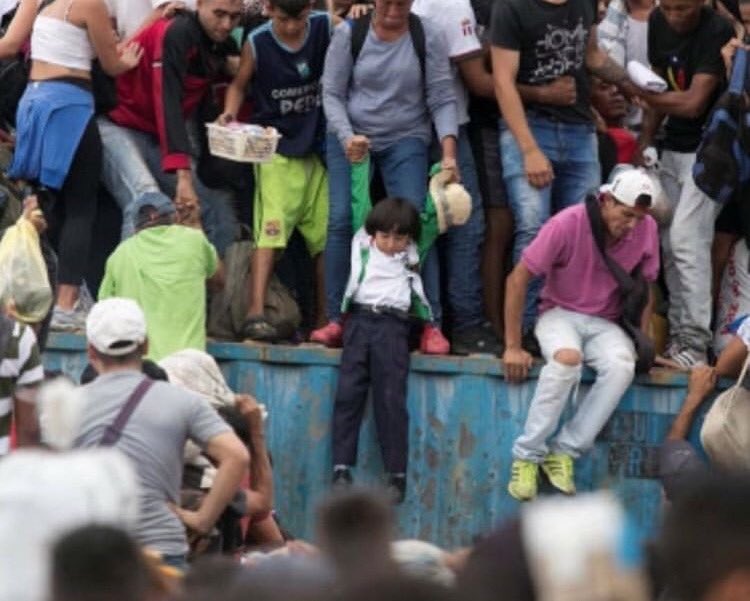 PadreJosePalmar's tweet photo. Los containers del narcotraficante usurpador Nicolás Maduro en la frontera con Colombia no permitieron el paso de la Ayuda Humanitaria en Febrero. La población en tumultos desesperados por el hambre y la sed saltan esos containers en Abril para salvar a sus familiares. https://t.co/xXF7mgYc8e